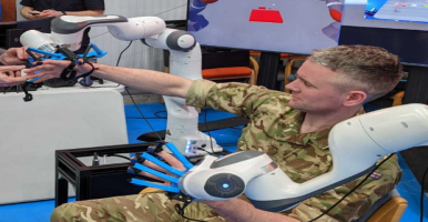 力反馈数据手套引领远程机器人操作技术革命