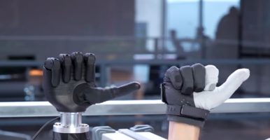 通过MANUS采集到的精确数据将假肢扩展为可动灵巧手