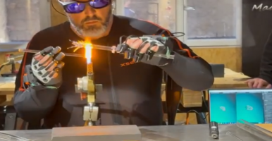 Le Cerfav：使用MANUS手套和动作捕捉技术保存传统玻璃制作方法