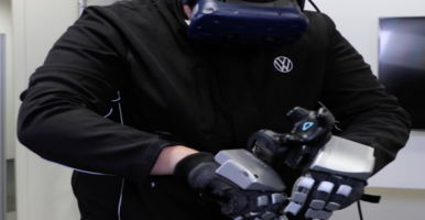 大众商用汽车公司使用SenseGlove Nova触觉力反馈手套提高汽车装配效率